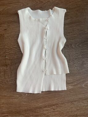 Sleeveless cropped White Ribbed Button-Front asymmetrical  Knit Top